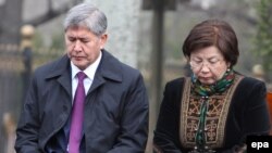 Kyrgyz President Almazbek Atambaev (left) and Otunbaeva during a ceremony in Bishkek in April 2015