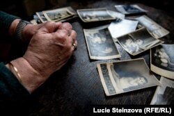 Seka Levak pregleda porodične fotografije u svom stanu u Zagrebu, 2018.