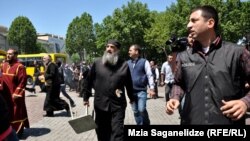 17 მაისის ერთ-ერთი სიმბოლური ფოტო, "ტაბურეტიანი მღვდელი"