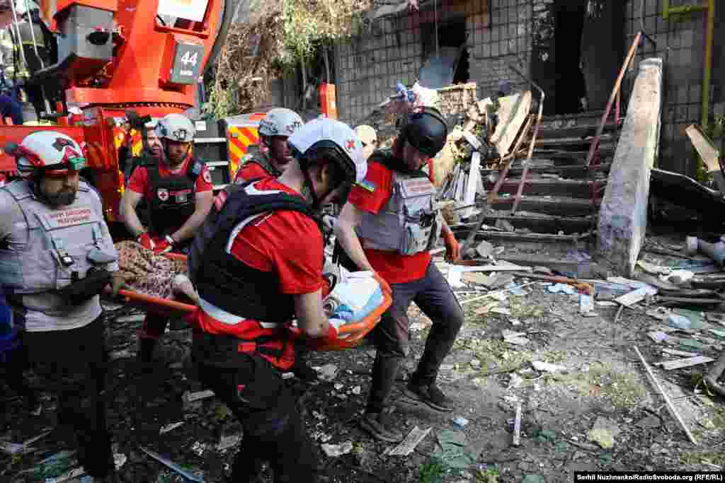 Ranjeni stanovnik evakuisan sa mjesta ruskog napada u Kijevu.