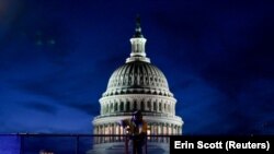 Radnici podižu ogradu oko zgrade Kapitola u kojem je sedište Kongresa SAD, 8. januar 2021. 