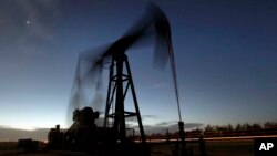 Svjetska potražnja za naftom, plinom i ugljem dostići će vrhunac do 2030. godine, kaže IEA