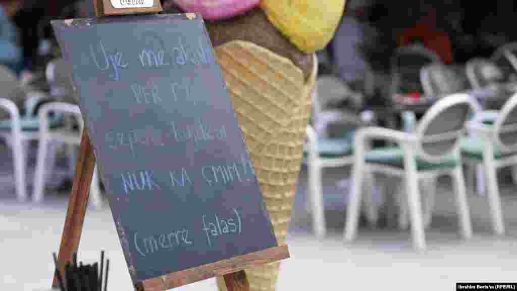 Në sheshet kryesore të Prishtinës më 26 qershor është shpërndarë falas ujë me akull. "Kujdesi nuk ka çmim", shkruan në njoftimin e vendosur.