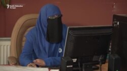 Indira, prva žena sa nikabom na izborima u BiH Indira, prva žena sa nikabom na izborima u BiH