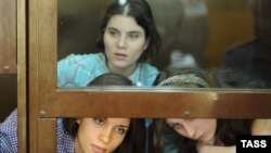 Članice benda "Pusi Rajot" na saslušanju u Moskvi, 30. jul 2012.