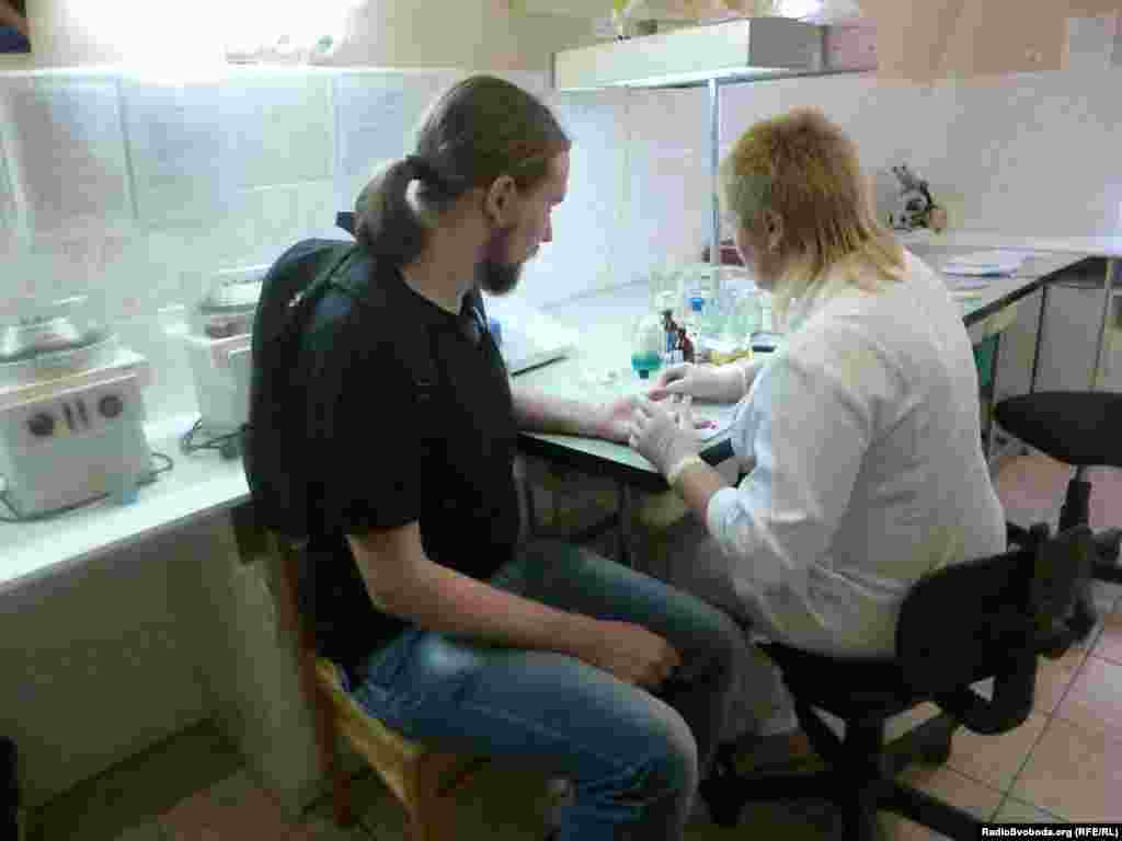 Взяття проби крові на тестування 