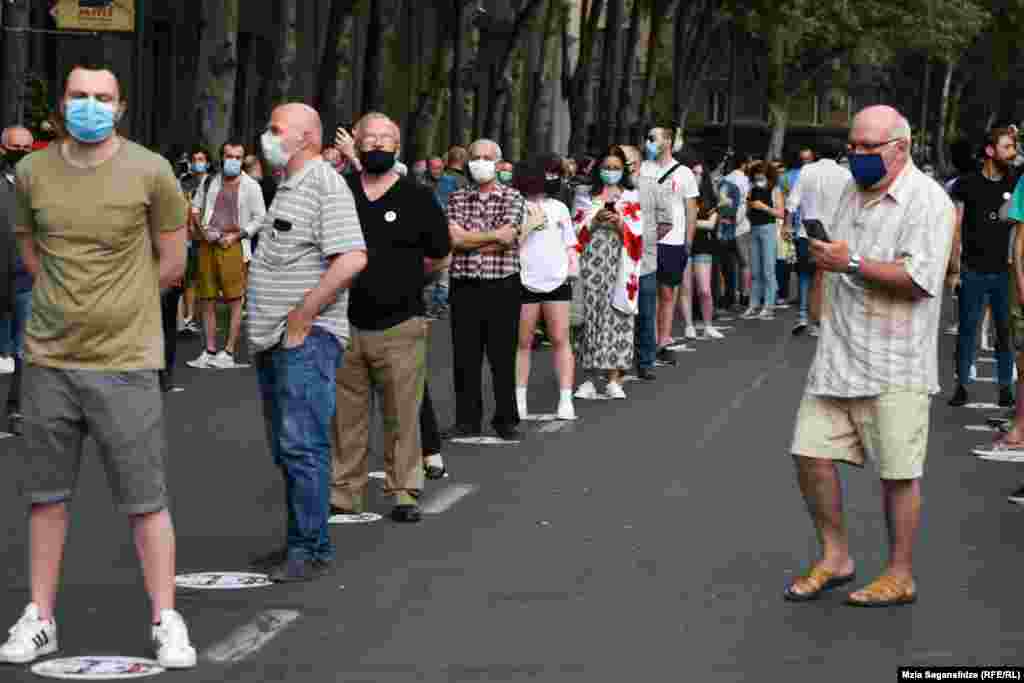 აქციაზე მისულები სოციალურ დისტანციას სპეციალური სტიკერების დახმარებით იცავენ.&nbsp;