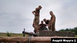 Інструктор фонду «Повернись живим» Андрій Моруга навчає українських військових стрільби із закритих позицій