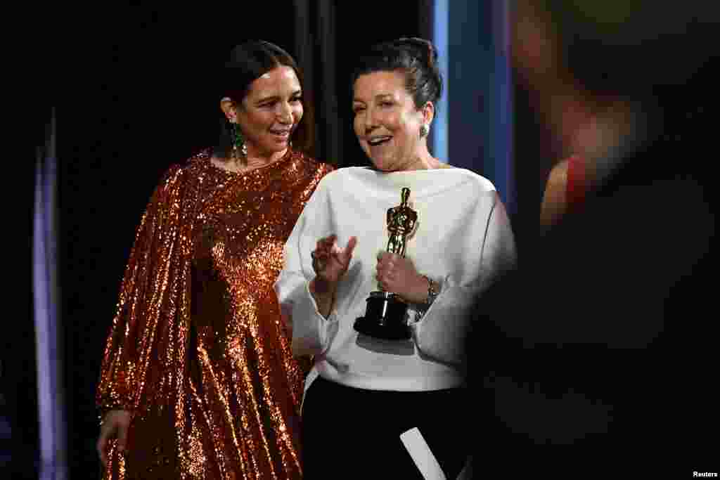 Jacqueline Durran pozira sa Oskarom koji je dobila za najbolju kostimografkinju za film  "Little Women".