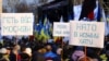 Плакати на підтримку руху до НАТО та проти зближення з Росією на акції «Червоні лінії для Зе». Київ, 8 грудня 2019 року
