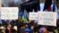 Плакати на підтримку руху до НАТО та проти зближення з Росією на акції «Червоні лінії для Зе». Київ, 8 грудня 2019 року
