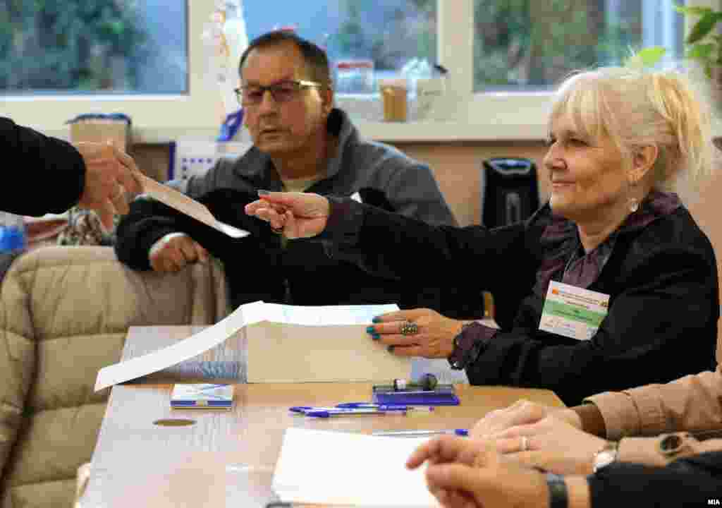 Glasa se s ličnom kartom ili pasošem. Detalj sa biračkog mjesta u Skoplju, 2. novembar 2025.