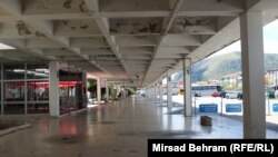 Tek pokoji putnik na Autobuskoj stanici u Mostaru, septembar 2020.