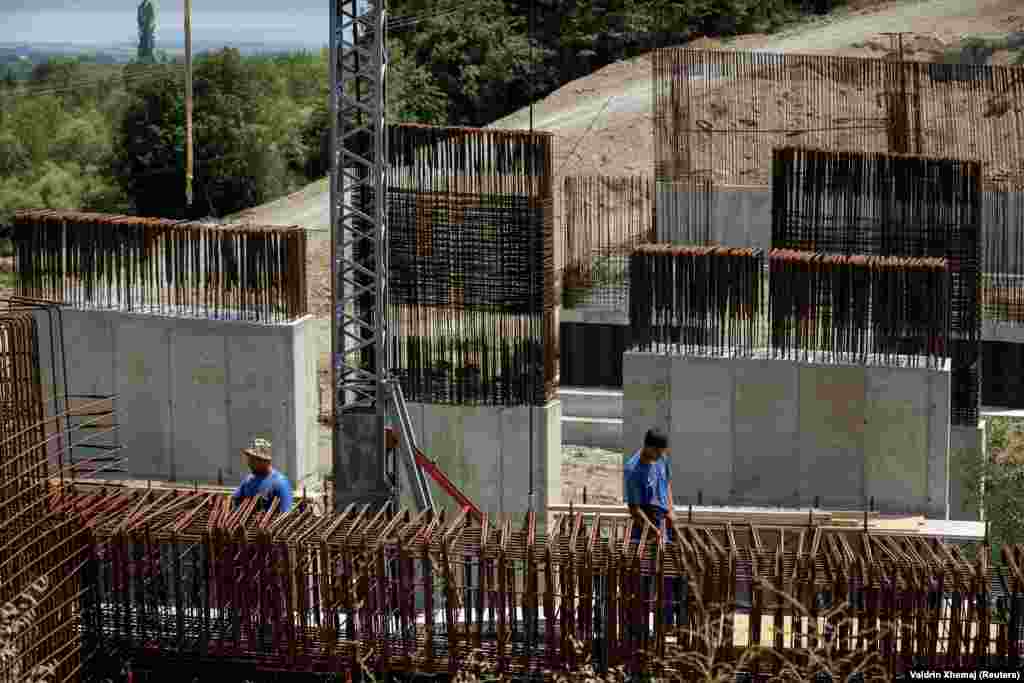 Pavarësisht temperaturave të larta, disa punëtorë të sektorit të ndërtimit në Kramovik të Rahovecit janë parë duke punuar në ndërtimin e një objekti.