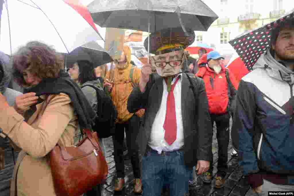 Один із протестувальників вдягнув маску прем’єра Бабіша, протестуючи проти його уряду