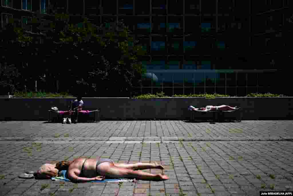 Njerëz duke u rrezitur në parkun Andre-Citroen të Parisit, më 29 qershor.