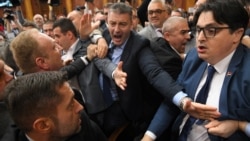 Incidenti u Skupštini Srbije, u delu BiH obeležava se Dan državnosti Incidenti u Skupštini Srbije, u delu BiH obeležava se Dan državnosti