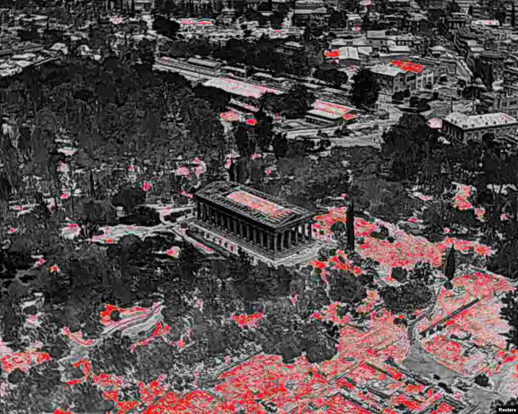 Görögországban közismerten forróak a nyarak, a klímaváltozás miatt azonban sokkal hosszabbak és súlyosabbak a hőhullámok, valamint gyakoribbá váltak az erdőtüzek is. A hőkamerás drónfelvételen Héphaisztosz temploma látható a görög fővárosban július 23-án