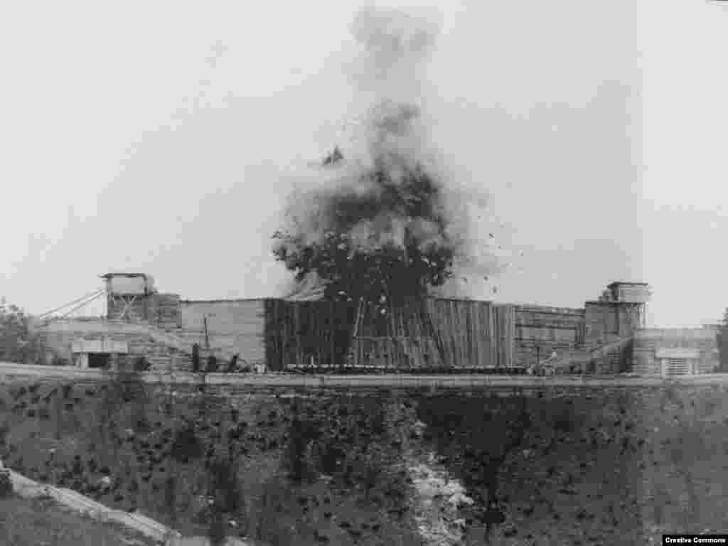 Granitni spomenik visine 15,5 metara Josifu Staljinu, koji je stajao iznad Praga 1955. godine, oboren je eksplozivom 1962.