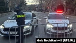საპატრულო პოლიციის თანამშრომლები თბილისში, რუსთაველის გამზირზე.