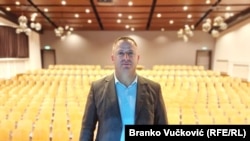 Bez diploma nema zapošljavanja, a bez posla nema uslova za život, ocenio je za RSE Kujtim Sadriu, direktor nevladinog Centra za istraživanje i monitoring (CZIM) iz Preševa.