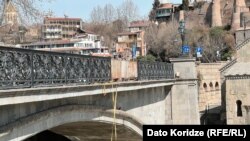 მეტეხის ხიდი, ადგილი, საიდანაც ორი ავტომობილი გადავარდა, 12 მარტი, 2025 წელი