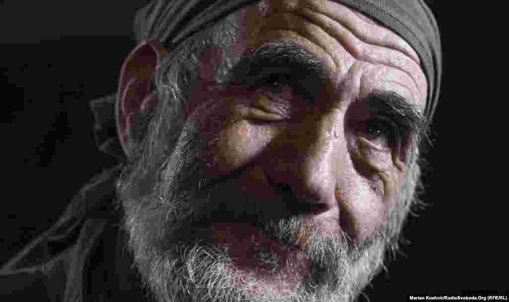 «Дед». Это боец «Правого сектора». Он говорит, что у него много внуков и он уехал на войну, чтобы защищать их. Делает все, что может. Так, в одной из горячих точек линии соприкосновения он готовит еду для разведчиков. Эти глаза за свою жизнь видели много страшных вещей, но продолжают нести тепло. «Дед» говорит, что когда вернется домой, начнет писать книгу о войне