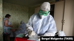 Медицинские сотрудники в Симферополе, иллюстрационное архивное фото