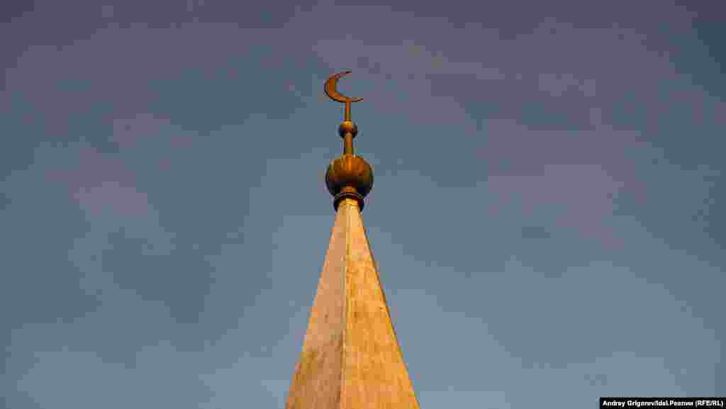 Уже в девяностые у мечети появились два пристроя, а еще до официального возвращения мусульманской общине здания (оно состоялось 24 мая 1993 года) — современный минарет. Отдельного выхода туда из самого здания нет. К минарету можно подняться по приставленной к зданию деревянной лестнице. Однако делать это в самой общине не рекомендуют: кровля прогнила, её тоже предстоит заменить