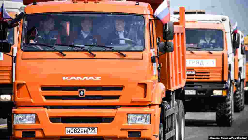 Президент Росії Володимир Путін на «Камазі» проїхався Керченським мостом із материкової частини Росії в окупований Крим, 15 травня 2018 року БІЛЬШЕ ПРО ЦЕ