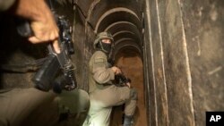 Izraelski vojnici u tunelu koji su pronašli ispod bolnice Shifa u gradu Gazi, 22. novembra 2023.