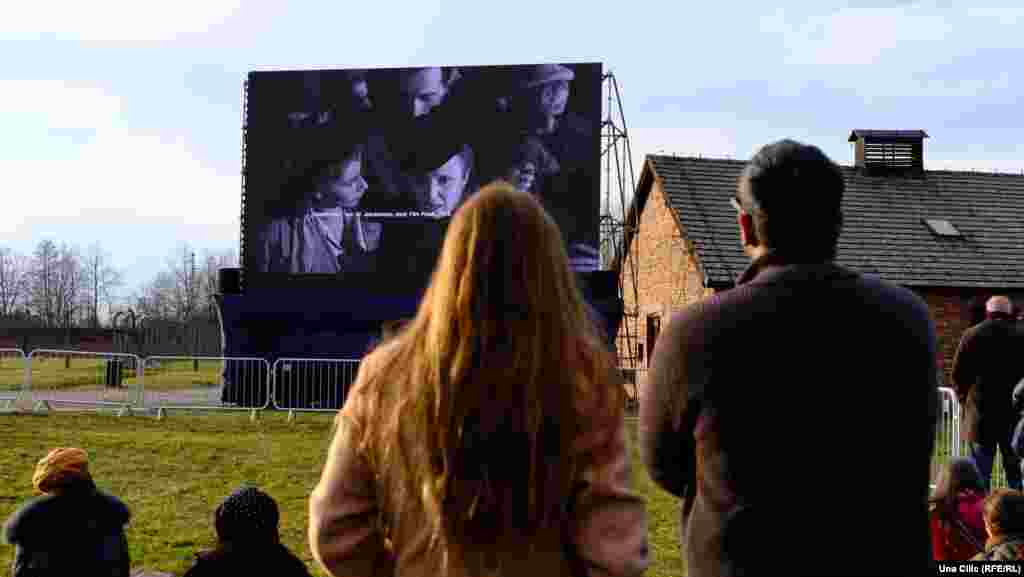 U kompleksu nekadašnjeg logora smrti otvoren je prostor za posjetitelje koji su željeli ispratiti komemoraciju. 