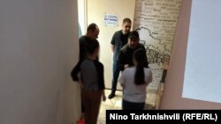 სამართალდამცავები ესაუბრებიან სუროგატ დედებს, 3 აპრილი, 2025 წელი