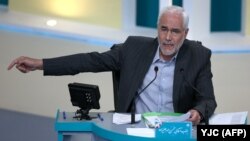 محسن مهرعلیزاده در یکی از مناظرههای انتخابات ریاستجمهوری ۱۴۰۰