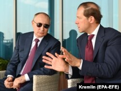 Владимир Путин прислушивается к Денису Мантурову