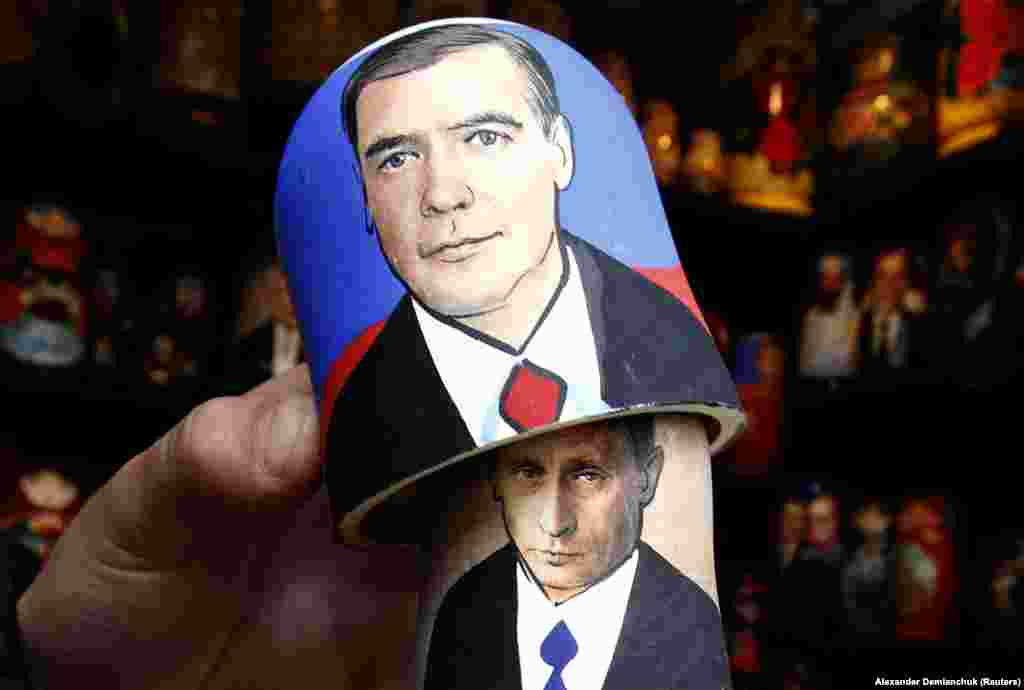 Ruska lutka matroška ili babuška na pijaci u Sankt Peterburgu pokazuje Putina koji izviruje iza Medvedeva.