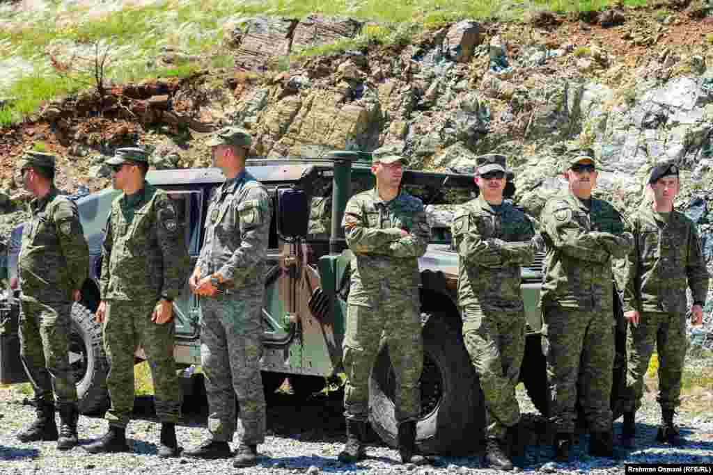 "Sa visokim profesionalizmom, Komanda Kopnenih snaga i druge angažovane jedinice demonstrirale su visok nivo profesionalizma i discipline u izvršavanju nekih od planiranih aktivnosti na poligonu Babaj Boka", navodi se u saopštenju Sigurnosnih snaga Kosova.