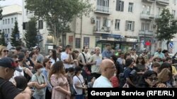 აქციის ორგანიზატორია მოძრაობა "საზოგადოებრივი მაუწყებელი ხალხს". 