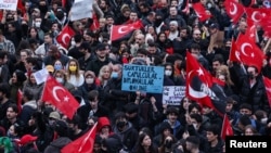 Protesti protiv hapšenja Ekrema Imamoglua nastavili su se u brojnim gradovima širom Turske uprkos zabrani vlasti.