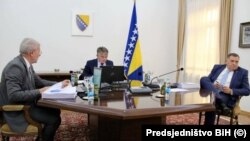 Šefik Džaferović (lijevo), Željko Komšić (u sredini) i Milorad Dodik na sjednici Predsjedništva, Sarajevo, avgust 2021.