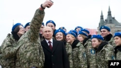Владимир Путин позирует для селфи с молодыми патриотами