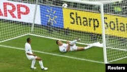 Джон Террі виносить м’яч із воріт, суддя не бачить голу, Донецьк, 19 червня 2012 року