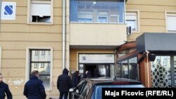 Kosovska policija ispred zgrade u kojoj se nalazilo Javno preduzeće za urbanizam