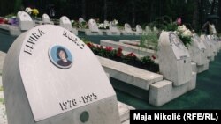 Grobovi mladih ubijenih u masakru na Tuzlanskoj kapiji