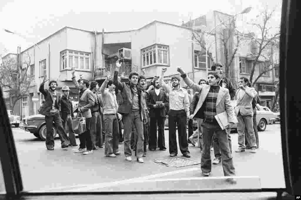 Iranski studenti su na protestima u Teheranu 28. novembra 1978. uzvikivali &ldquo;Smrt šahu!&rdquo;. Šah Muhamed Reza Pahlavi vladao je Iranom od 1941. godine. Dok je modernizovao zemlju, nasilno je potiskivao političke slobode.