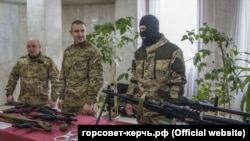 Російські військові в окупованій Керчі