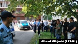Predstavnici medija i policije ispred tužilaštva u Banjaluci, 10. juna 2025.