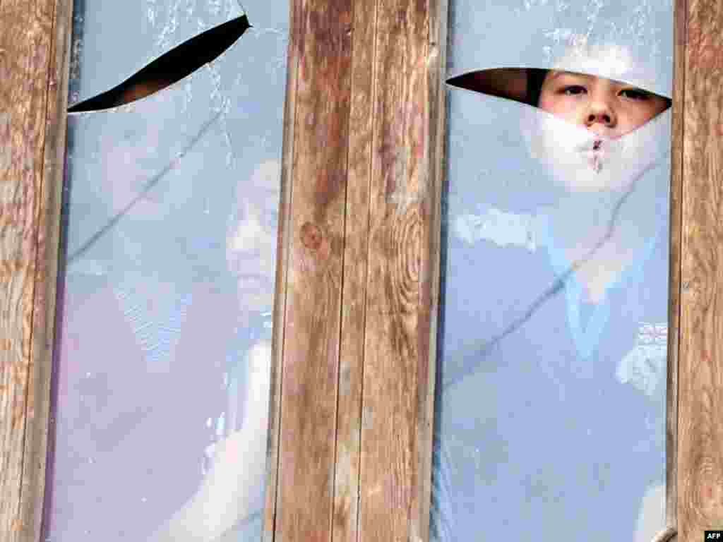 Десятки тисяч етнічних узбеків - в основному жінки, діти та люди похилого віку - були змушені покинути домівки внаслідок міжетнічних сутичок на півдні Киргизстану і шукати притулку в сусідньому Узбекистані. Спеціальний посланець ООН в Бішкеку Мирослав Енча заявляє, що їх кількість незабаром може сягнути 100 тисяч. Регіональні ЗМІ повідомляють, що Узбекистан закрив кордон із Киргизстаном, пославшись на нездатність впоратися з великою кількістю біженців.