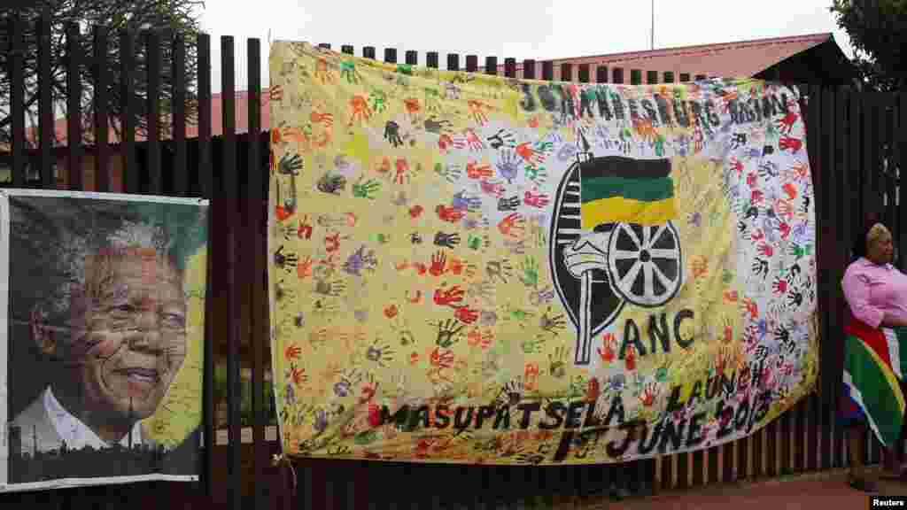 Soweto, 6. decembar 2013. Foto: REUTERS / Siphiwe Sibeko