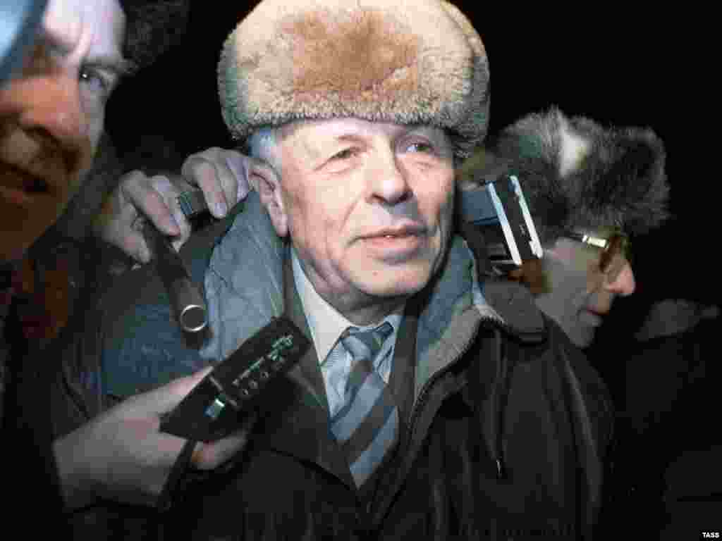 Москва. Возвращение из семилетней горьковской ссылки академика Андрея Сахарова. На снимке: во время встречи на Ярославском вокзале.